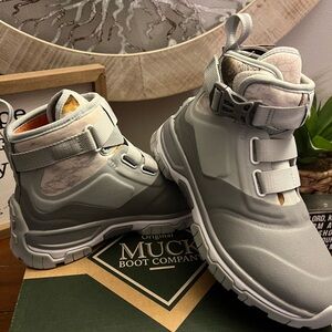 Muck ankle boots for women, gray, lightweight with neoprene & memory foam insole